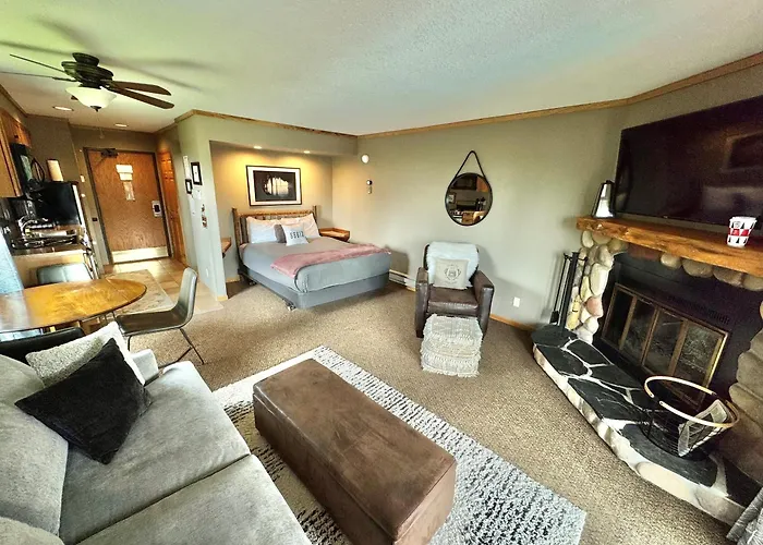 Lutsen Mtn Ski-In/Ski-Out Studio | Lake & Mtn View