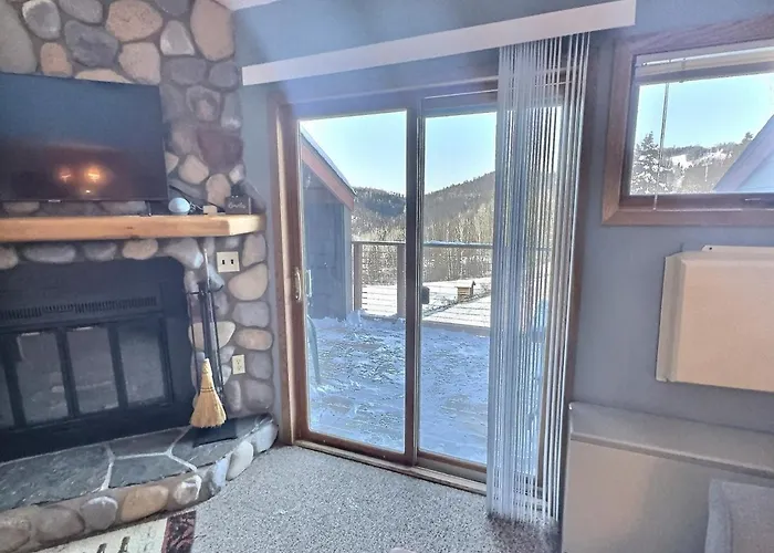 North Shore Ski-In/Ski-Out Loft With Hot Tub