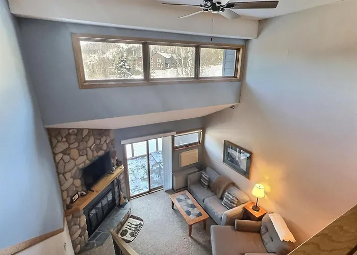 North Shore Ski-In/Ski-Out Loft With Hot Tub